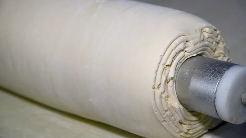 Dough for bread production in a bakery on an automated conveyor belt. Bread.. 库存影片 237383820