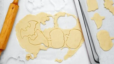 Dough with cookie cutter. Making different shapes of fall cookies for Hallowe Foto stock