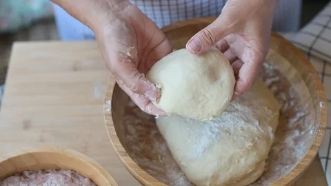 Dough in female hands 스톡 동영상 117173091