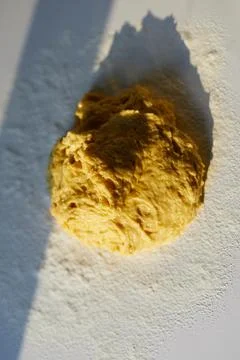 Dough proofing on white table with sunset sunlight Stock-Fotos