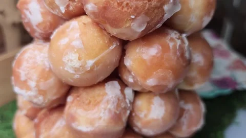 Doughnut tree made of donut holes Video stock 248678902
