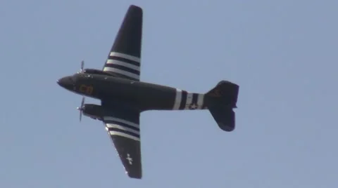 Douglas DC-3 C-47 Banking Airshow Pass 動画素材 45942231