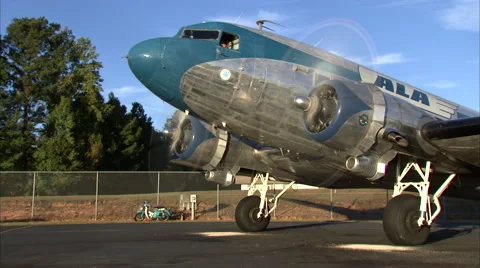 Douglas DC-3 Engine Check WS Vídeos de archivo 45547858