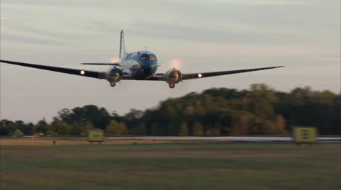 Douglas DC-3 High Level Fly By Vídeo Stock 45550171