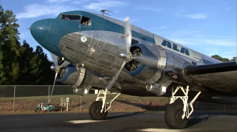 Douglas DC-3 Start Video stock 45551125