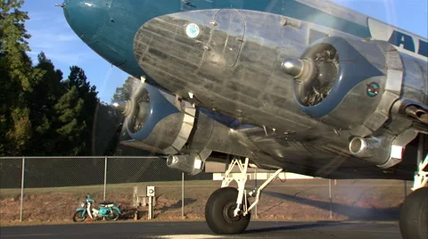 Douglas DC-3 Start Right Engine 動画素材 45550230