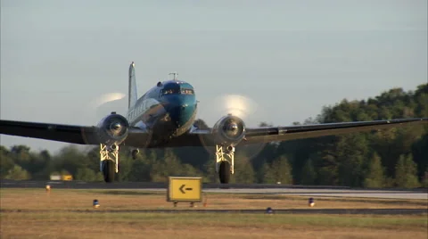 Douglas DC-3 Take Off Vídeo Stock 45551313