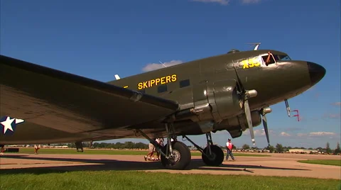 Douglas DC-3 Tug Vídeos de archivo 41778106