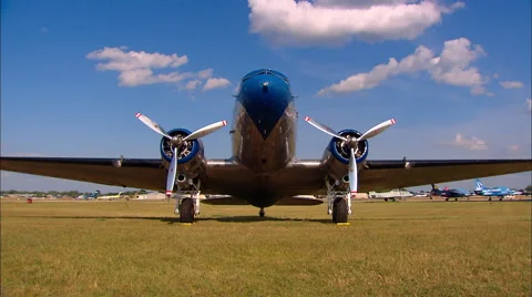Douglas DC-3 Zoom In Head On 動画素材 45624168