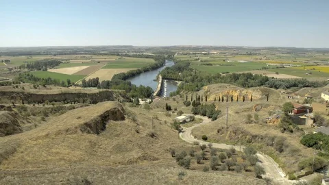 The Douro River as it passes through the valley of Toro province of Zamora, Stock Footage 77659622