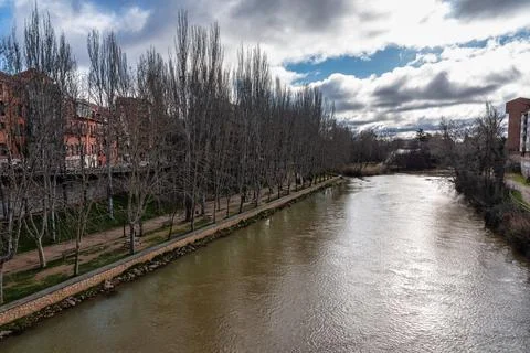 Douro River as it passes through the monumental city of Aranda de Duero in Stock Photos