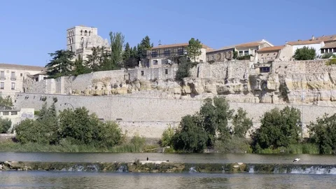 The Douro River passes through the city of Zamora 스톡 동영상 115587783