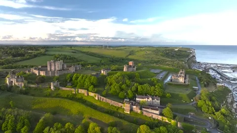 Dover Castle from a drone, White Cliffs, Dover, Kent, England Vidéo 335105190
