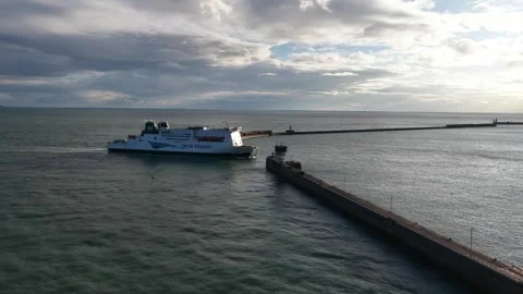 Dover, County of Kent, England, October, 25, 2025: Irish ferries eneterign the Vídeos de archivo 320801876