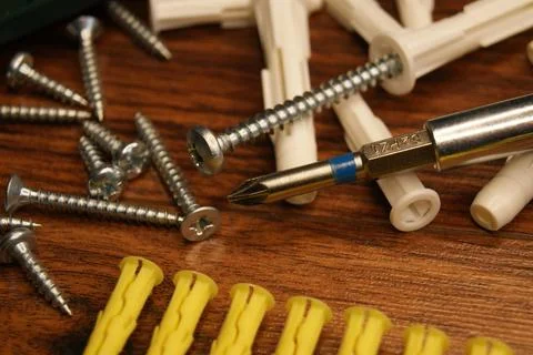 Dowels, screws, drill bits. A mess in the assembly work process on the table. Foto stock