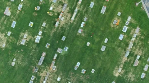 Down into a cemetery grave Video stock 83492504