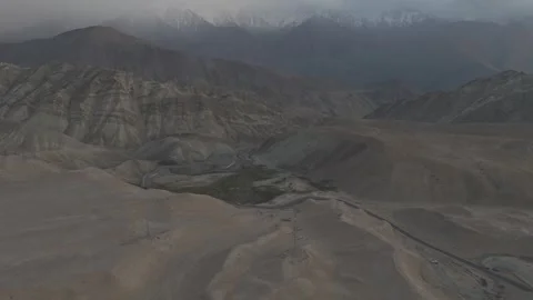 Down to Up Drone Reveal of Vast Layered Rocky Ladakh Mountain Landscape in the Vídeos de archivo 335745143