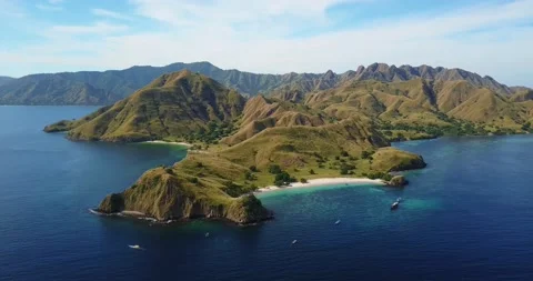 Down-looking aerial view of the exotic Komodo island and Pink beach, Indonesia 動画素材 133174454