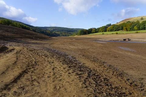 Down the muddy bottom of an empty Ladybower reservoir. Foto stock