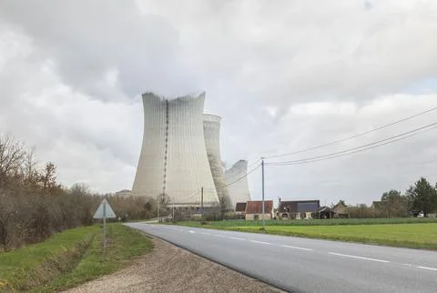 Down the road from three nuclear power station cooling towers Stock-Fotos