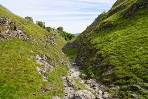Down the rugged and narrow path in Cave Dale. Stockfoto's