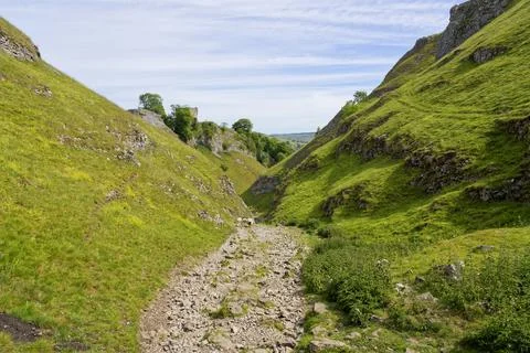Down the steep rock covered path in Cave Dale 写真素材