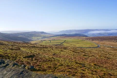 Down the steep slopes of Stanage Edge and across the fieldss and valleys of D Foto stock