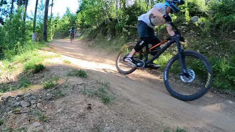 Downhill mountain biking Slowmo Vídeos de archivo 167868021