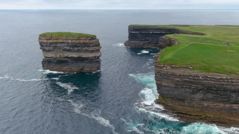 Downpatrick Head coastal landmark with iconic Dun Briste sea stack. Ireland. Stockbeeldmateriaal 305124928