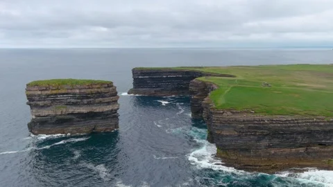 Downpatrick Head coastal landmark with iconic Dun Briste sea stack. Ireland. Stockbeeldmateriaal 307795841