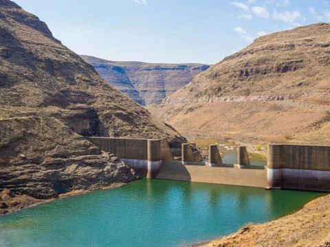 Downriver view of gorge and breakers at impressive Katse Dam hydroelectric power Foto stock