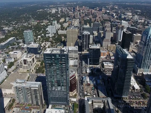 Downtown Austin, Side Scroll Pan, Aerial Vídeos de archivo 69715801
