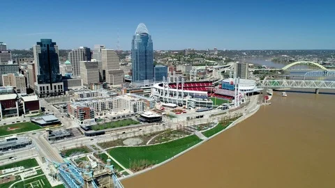 Downtown Cincinnati Slide Right 動画素材 93960834