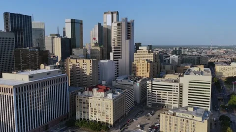 Downtown Dallas towers and the red Pegasus under a clear sky aerial drone view Vidéo 342503053