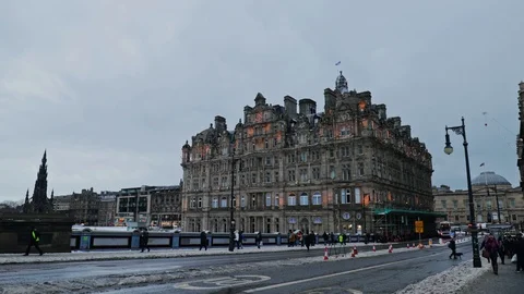 Downtown Edinburgh in winter Video stock 128276413