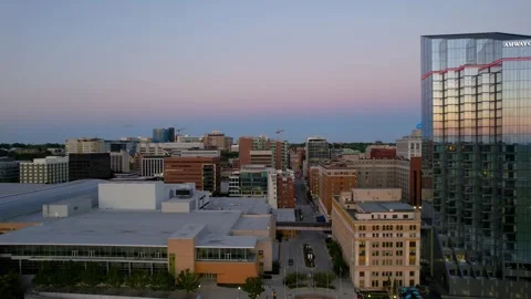 Downtown Grand Rapids under blue hour ,many ultra modern buildings reflecti.. Vidéo 308127829