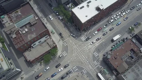 Downtown intersection zoom Stock Footage 83184732