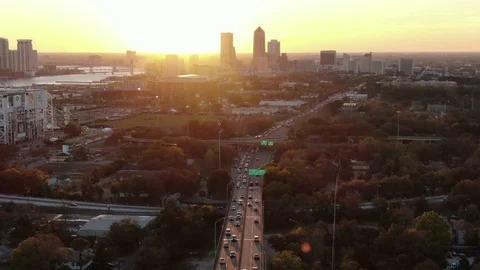 Downtown Jacksonville skyline above interstate traffic at sunset Vidéo 104883451
