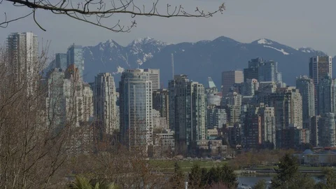 Downtown panoramic view with blue mountains at the background. 库存影片 128185466