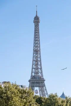 Downtown paris with the eiffel tower during a sunny day Foto stock