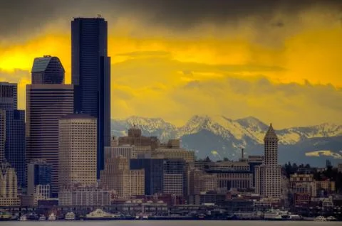 Downtown seattle with dramatic sky and cascade mountains in the background Foto stock