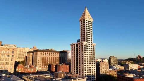 Downtown Seattle: Smith Tower Push Forward Drone Footage 4K 스톡 동영상 253816396