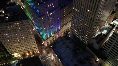 Downtown streets glowing after dark in New Orleans, Louisiana 库存影片 111479124