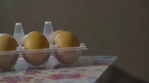 A dozen chicken eggs 库存影片 74132258