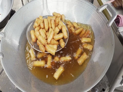 Dozens of crispy deep-fried spring roll in cooking oil Video stock 78589697