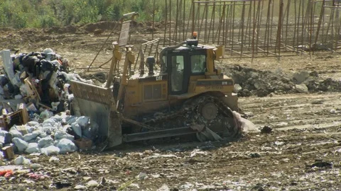 Dozer Moving Trash 2 库存影片 77734616