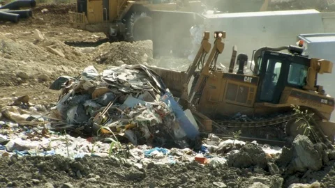 Dozer Moving Trash 库存影片 77734601