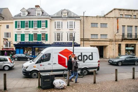 DPD Delivery Parcel white van in Oxford city center Foto stock