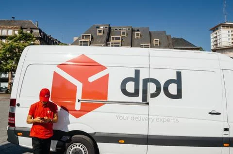 DPD post parcel van delivery with worker Foto stock