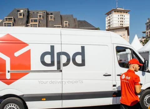 DPD post parcel van delivery with worker Foto stock